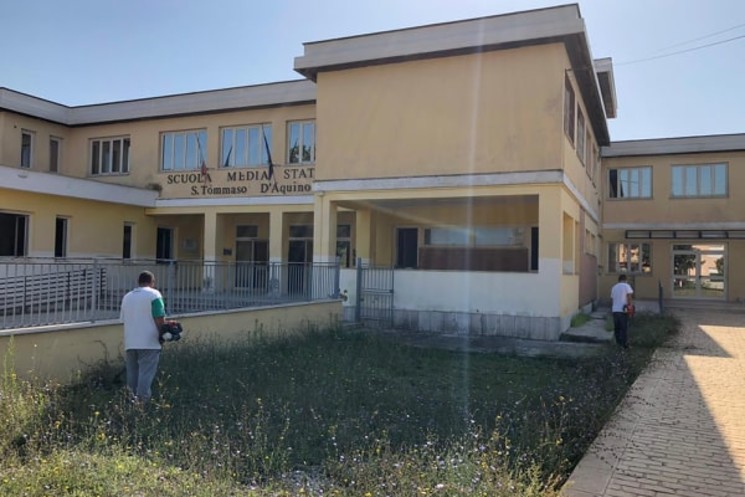 Roccasecca, strada e scuola pulite grazie ai ragazzi del Servizio civile. Quadrini:”Piu’ è partecipata la cura degli spazi pubblici, piu’ si diffonde il senso civico”