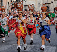 Arpino, il Gonfalone sbarca a Verona, al festival internazionale dei giochi di strada di Tocatì. L'evento è stato patrocinato dall'ente montano di Arce