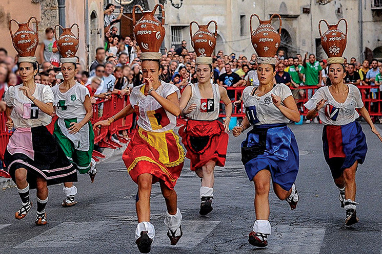 Arpino, il Gonfalone sbarca a Verona, al festival internazionale dei giochi di strada di Tocatì. L'evento è stato patrocinato dall'ente montano di Arce