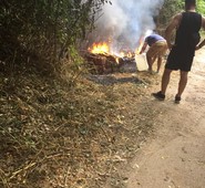 Sora, incendio. I ragazzi del Servizio Civile dell'ente montano lanciano l'allarme e spengono il fuoco.