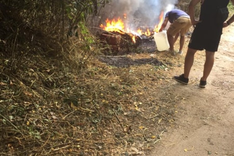 Sora, incendio. I ragazzi del Servizio Civile dell'ente montano lanciano l'allarme e spengono il fuoco.