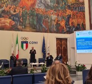 Il salone d’onore del Coni ha ospitato, questa mattina il convegno dedicato allo Sport e alla gestione delle risorse necessarie a rendere gli impianti sportivi innovativi e sostenibili. 