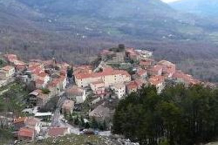 TERELLE, AL VIA I LAVORI DI SISTEMAZIONE PIAZZA TARI, AD OPERA DELLA XV COMUNITA’ MONTANA VALLE DEL LIRI.