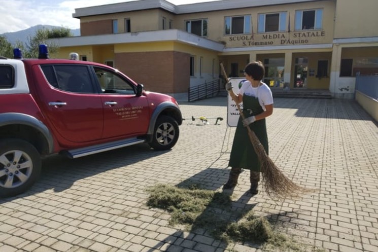 ROCCASECCA, I VOLONTARI DEL SERVIZIO CIVILE DELL’ENTE MONTANO PULISCONO LA SCUOLA MEDIA S.TOMMASO D’AQUINO.