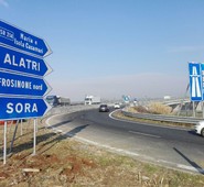 SEGNALETICA SUPERSTRADA FERENTINO-SORA. QUADRINI: ”FARE BUONA POLITICA SIGNIFICA PASSARE DALLE PAROLE AI FATTI”.