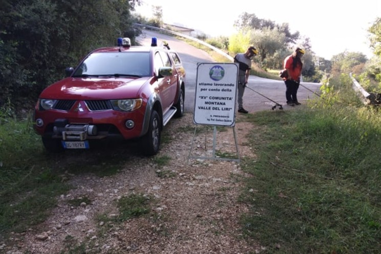 VILLA SANTA LUCIA, PARCHEGGIO CIMITERO PULITO GRAZIE AI RAGAZZI DEL SERVIZIO CIVILE DELL’ENTE MONTANO.